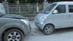 司机边开车边玩手机 直接对撞面包车