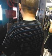 危险！男子趴在屏蔽门上张望