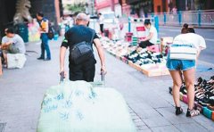 重庆街头76岁最老棒棒 用肩膀撑起一个家