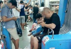 男子坐在车厢连接处玩游戏 乘客劝说反被骂