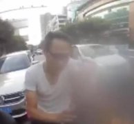 快递小哥拿着轿车执照开无牌摩托 被扣24分