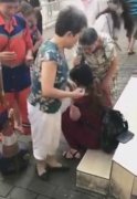 外地女子重庆街头中暑 一群老婆婆忙不停