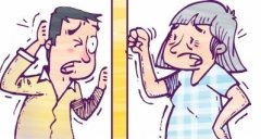 老人轻轨上对男子破口大骂  语出惊人