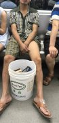 男子将轻轨卡别在脚上 网友：有味道的卡