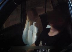 男子等红绿灯时睡着 将车停在路中