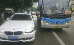 大客车违规变道撞伤宝马 驾驶员全责还要受罚