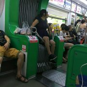 女子轻轨上无视“防坐神器”飚脏话 乘客：简直受不了