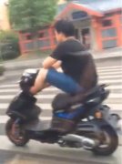 小伙公路上耍潇洒   双脚搭车头开车