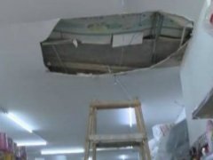 超市天花板漏水 老板娘接水摔成重伤