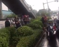 <b>暴雨袭重庆 外卖小哥天桥躲雨被劝走</b>
