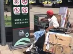 重庆一老人坐着轮椅街头捡垃圾