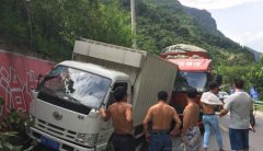 大客车追尾小货车 小货车被撞出路面