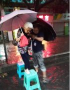 雨天中的温暖 男子扶着奶奶上公交