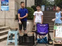 重庆三个小学生街边卖卤菜 每天还要开总结会