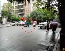 轿车司机突然掉头致电瓶车主摔倒  事后拒不认错