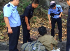 山林中突然有浓烟升起 原是一男子在煮方便面