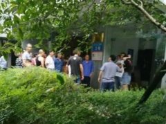 重庆一男子电梯内吐槽情侣秀恩爱被打