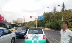 驾驶员一时手滑  小车原地漂移180度