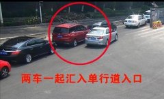 路口两车互不礼让酿事故 民警现身“各打一板”