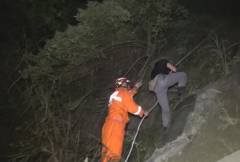 男子寻刺激沿河道走 却把自己困在悬崖上