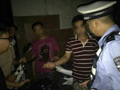 居民下楼散步 偶遇小偷正在偷自己的电瓶