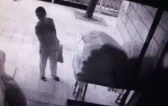 大妈偷棉絮还挑三拣四 笑哭店主