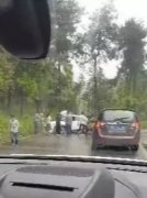 雨天路滑 小轿车撞伤自行车车主