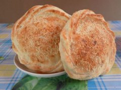 10岁小姑娘白天帮父卖烧饼 晚上抽空写作业