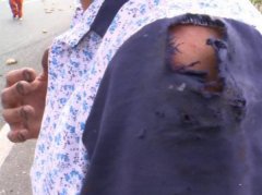 面包车高速路上爆胎翻车 掉了一地的藕