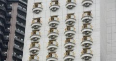 重庆一酒店外墙长百双“眼睛” 网友：还是双眼皮