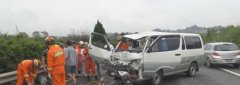 面包车载7人追尾货车 一人被困