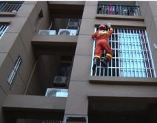 “熊孩子”贪玩锁住家门 屋内无人灶台上煮着一锅汤
