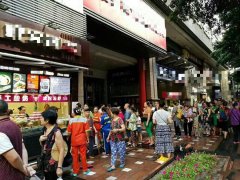 重庆一食店免费发放5000碗酸辣粉  食客：这碗狗粮味很足