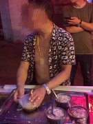 大叔花衬衫大金链卖凉糕 路人：差一副墨镜