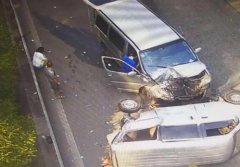 高速路上突发故障停车 后车高速撞上一人受伤