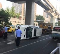 重庆一白色奔驰侧翻 致晚高峰拥堵