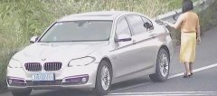 贵妇打扮时髦开豪车 路边拦截过往车辆