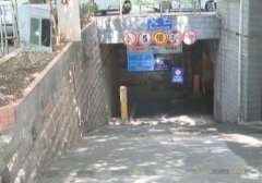 男子买了8年的车位 竟突然被抵押给银行