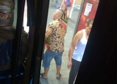 公交司机站台内滞留3分钟 因等做好事的小伙子