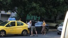 两司机为抢车位发生口角   街边大打出手