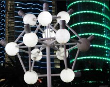 重庆街头现巨型“灯泡”  成独特艺术风景