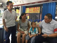孩子和爷爷走散 公交司机带他找家人