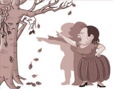 女子穿运动内衣跑步被妇女骂：社会青年作秀