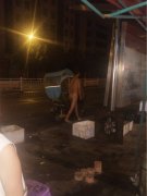 男子深夜烧烤摊前裸奔  摆出妖娆姿势
