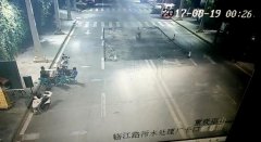 午夜时分   男子骑摩托路上连翻了几个滚