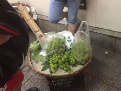 4斤葡萄实际只有2斤多  小贩缺斤少两被抓现行