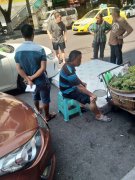 这张床垫在送货途中  先被“碰瓷”后被撞