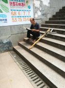 重庆一“力哥”头顶烈日  在地下通道口看书学习