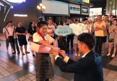 重庆主城多地昨晚上演浪漫求婚  风格迥异排场大