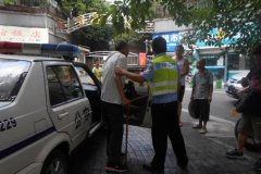 八旬老人看牙医中暑 民警热情相助送回家